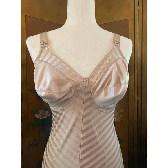 Felina shapewear in nude with stockings holders, size 38D - Picture 2 of 6